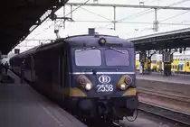 Die belgische Altbau Elektrolok 2558 war am 17.7.1989 
bei ihrem Halt im Bahnhof Rosendaal Zuglok f�r einen Eurocity 
nach Frankreich 
