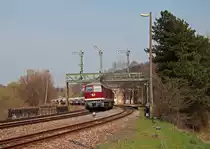 132 004-3 der LEG mit (Leer-)Zementzug am 21.04.2013 auf dem Weg von Deutschenbora nach Deuna. Hier die Ausfahrt aus dem Bahnhof Ro�wein mit der restaurierten Signalbr�cke.