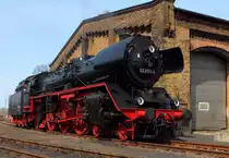 Die WFL Lokomotive 03 2155-4 als Stargast beim Fr�hlingsfest im Bw Berlin-Sch�neweide 21.04.2013.
Dienstmasse: 	175 t 	
Achslast: 	19 t
Vmax: 	        130/50 km/h
Kohlevorrat: 	10 t
Wasservorrat: 	34 m� 	
L�P: 	        23905 mm
Kl. Radius: 	180 m
Leistung: 	1980 PS
Bremsbauart: 	K-GP mZ 	
Bremsgewicht: 	G/P: 151t/169t
Zugfunk: 	Mesa 23
Zugbeeinflussung:PZB 90 
