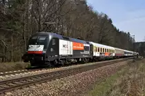 Die MRCE ES 64 U2-026 (182 526) und -030 (182 530 (am Schluss)), beide vermietet an OLA, befördern am 21.04.13 den aus einem Sammelsurium verschiedener Wagen bestehenden HKX 1802 zwischen Ostercappeln und Vehrte von Hamburg-Altona nach Köln Hbf.