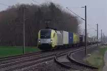 ES 64 U2 - 011 f�r TXL mit Klv-Zug am 21.04.2013 zwischen Oberhaid und D�rfleins auf der KBS 810. 