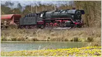 Vorbei an den Teichen nahe Schwallungen, zieht die 44 2546 den G�terzug DGz 207  von Meiningen nach Eisenach. 
11.04.2013