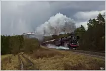 Wartburgblick IV - In der Abendd�mmerung, zieht 44 2546 den G�terzug DGz 309 von Eisenach nach Marksuhl.  
Eisenach 12.04.2013