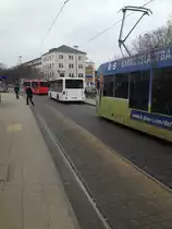 Viel los ist hier an der Stra�enbahnhaltestelle am Holl�ndischen Platz in Kassel, sodass sich eine Tram hier hinter zwei Bussen anstellen muss. Aufgenommen am 4.4.13
