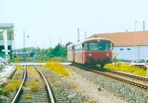 Der Schienenbus ist vor einer Minute in Gunzenhausen abgefahren und passiert den Bahn�bergang der N�rnberger Stra�e. Das linke Rangiergleis wurde am 6.8.93 noch regelm��ig befahren.