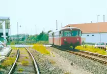 Der Schienenbus ist vor einer Minute in Gunzenhausen abgefahren und passiert den Bahn�bergang der N�rnberger Stra�e. Das linke Rangiergleis wurde am 6.8.93 noch regelm��ig befahren.