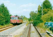 Der Schienenbus von Pleinfeld etwa 1,5 km vor dem Bahnhof Gunzenhausen. Im R�cken des Fotografen liegt der Bahn�bergang der N�rnberger Stra�e. (Blick nach Osten am 6.8.93) 