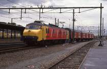 Ein Post Triebwagen der NS erreicht mit drei angehngten Postwagen
den Bahnhof Utrecht CS am 28.9.1989.