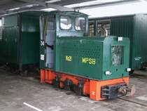 Lok Nr.34 ist eine Ns2f Diesellok auf 600 mm Spurweite.Die Lok zhlt zum Bestand von der MPSB.Die Lok stand am 13.April 2013 im Schwichtenberger Lokschuppen und konnte durch das geffnete Tor fotografiert werden.