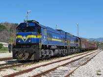 2062 111 und 2062 108 am 16. April 2013 mit Gterzug Richtung Split im Bahnhof Kosovo.