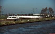 Im Mrz 2003 ist ein ICE 3M zwischen Amsterdam und Utrecht unterwegs. Das Foto entstand vom Sonnendeck eines Flusskreuzfahrtschiffes whrend einer Reise von Kln nach Amsterdam, eine ziemlich bequeme Art, Eisenbahnfotos zu machen.