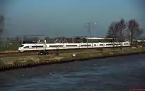 Im M�rz 2003 ist ein ICE 3M zwischen Amsterdam und Utrecht unterwegs. Das Foto entstand vom Sonnendeck eines Flusskreuzfahrtschiffes w�hrend einer Reise von K�ln nach Amsterdam, eine ziemlich bequeme Art, Eisenbahnfotos zu machen.