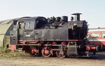 Mit abgedecktem Schlot steht die ex DB Dampf- und Rangierlok
80036 am 4.9.1993 im Depot im niederl�ndischen Beekbergen.