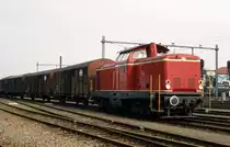 Eine deutsche Lok mit schweizer Wagen im Ausland!
Die Diesellok D 20 der Bentheimer Eisenbahn wartet 31.10.1992 um
12.15 Uhr mit einem G�terzug im niederl�ndischen Bahnhof Coevorden 
auf Weiterfahrt.