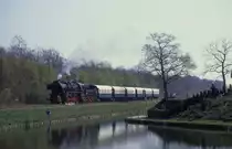 Ex DR Lokomotive 528139 ist am 7.4.1990 bei Dieren mit einem Museumszug
in Richtung Beekbergen unterwegs. Es handelt sich um ein gescanntes Dia.