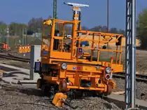 Zweiwegehubarbeitsb�hne XLAD PLUS von Balfour Beatty am 24.04.2013 in Aachen West. Das kompakte Fahrzeug hat quer zur Schienenlaufrichtung ein Kettenfahrwerk mit dem es sich Off-Road bewegt. Mit einer Scherenkonstuktion kann die Arbeitsb�hne mit zwei Mann mehr als 5m angehoben werden. 