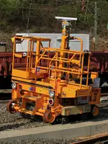Zweiwegehubarbeitsb�hne XLAD PLUS von Balfour Beatty am 24.04.2013 in Aachen West. Das kompakte Fahrzeug hat quer zur Schienenlaufrichtung ein Kettenfahrwerk mit dem es sich Off-Road bewegt. Mit einer Scherenkonstuktion kann die Arbeitsb�hne mit zwei Mann mehr als 5m angehoben werden. 