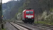 Ein Nachschu� auf E 186 332 die leer nach Ensdorf f�hrt. Etwa 1 Stunde sp�ter wird sie wieder als Schublok mit einem Kohlenzug aus Ensdorf an mir vorbei fahren, Fahrziel G�ttelborn (Quierschied Kraftwerk Weiher). Mein Standpunkt ist dort, wo bis vor einigen Jahren das Anschlu�gleis zur Firma Niederer und zum Drahtwerk Luisenthal von Saarstahl lag. Ebenfalls gab es einen Anschlu� zum G�terschuppen mit Umfahrung. KBS 685 / Bahnstrecke 3230 Saarbr�cken - Karthaus