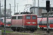 am 23.04.2013 aus der Ferne des Bahnsteigs fotografiert, steht die 115 im Bereich W 3 in Berlin Lichtenberg