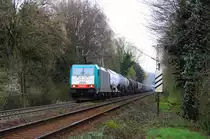 Die Cobra 2830 kommt aus Richtung Aachen-West und f�hrt die Gemmenicher-Rampe hoch mit einem langen gemischten G�terzug aus K�ln-Gremberg nach Antwerpen-Noord(B) und f�hrt in Richtung Montzen/Belgien. Aufgenommen an der Montzenroute am Gemmenicher-Weg bei Wolken am 21.4.2013.