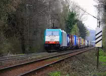 Die Cobra 2841 kommt aus Richtung Aachen-West und f�hrt die Gemmenicher-Rampe hoch mit einem langen Containerzug aus Gallarate(I) nach Antwerpen-Oorderen(B) und f�hrt in Richtung Montzen/Belgien. Aufgenommen an der Montzenroute am Gemmenicher-Weg bei Wolken am 21.4.2013.