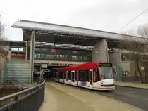 EVAG 655 als Linie 6 (Domplatz S�d - Wiesenh�gel), am 13.04.2013 beim verlassen der Haltestelle unter dem Erfurter Hauptbahnhof.