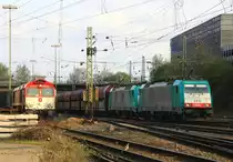 Zwei Cobra 2810 und 2843 kommen mit einem langen Kalkzug aus Yves-Gomez�e(B) nach Millingen und fahren in Aachen-West ein und im Hintergrund steht eine Class 66 DE6312  Alix  von Crossrail mit Motor an in der Abendsonne am 23.4.2013.