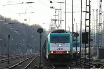 Die Cobra 2810 steht in Aachen-West und wartet auf die Abfahrt nach Belgien mit einem langen gemischten G�terzug aus Osnabr�ck nach Kortenberg-Goederen(B) in der Abendstimmung am 23.4.2013.