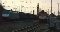 Die Cobra 2810 f�hrt mit einem langen gemischten G�terzug aus Osnabr�ck nach Kortenberg-Goederen(B) bei der Ausfahrt aus Aachen-West und f�hrt in Richtung Montzen/Belgien und im Hintergrund steht eine Class 66 DE6312  Alix  von Crossrail mit Motor an und der Lokf�hrer ist zu sehen in der Abendstimmung am 23.4.2013.