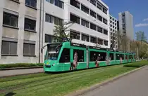 Der Combino mit der Betriebsnummer 307 tr�gt auf beiden Seiten verschiedene Bilder von Frauen. Oben im Reklameband werden verschiedene Fragen gestellt, wie z.B. Haben Sie Stil? oder Sind Sie widerstandsf�hig? etc. Hier f�hrt der Wagen zur Haltestelle Gewerbeschule auf der Linie 6. Die Aufnahme stammt vom 25.04.2013.