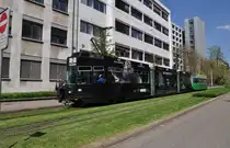 Neues Werbetram. Der Be 4/6 S 662 macht Werbung f�r BOMBERG Uhren. Hier f�hrt der Wagen Richtung Haltestelle Gewerbeschule auf der Linie 2. Die Aufnahme stammt vom 25.04.2013.
