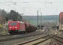 185 316-7 zieht am 23. April 2013 einen Getreidezug durch Kronach in Richtung Lichtenfels.