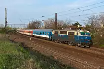 350 004 ist bei Bratislava Vinohrady mit dem EC 270  Avala  Richtung Hauptbahnhof unterwegs. Die Aufnahme entstand am Abend des 24.04.2013.