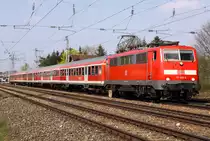 Die 111 005-5 zieht die RB von M�nchen nach Garmisch Partenkirchen durch M�nchen Westkreuz am 25.04.2013