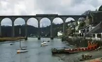 Bei Calstock (Strecke Plymouth - Gunnislake) �berquert ein unbekannter DMU im April 1992 den Tamar River