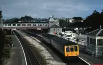 DMU 937 verl��t auf seiner Fahrt von Newton Abbot nach Paignton den Bahnhof Torquay (April 1992)