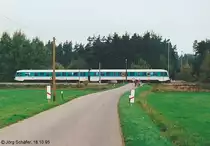 Am Bahn�bergang in km 42,8 fordert der Fahrgastverband PRO BAHN schon seit �ber 10 Jahren einen Haltepunkt f�r den Gunzenhausener Stadtteil Frickenfelden. (Blick nach Norden am 18.10.95)