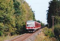 928 481 als RB von Pleinfeld nach Gunzenhausen am 17.10.97. Im Hintergrund sieht man die Br�cke der Staatsstra�e 2222, von der aus die Bilder 683094 und 683095 entstanden.