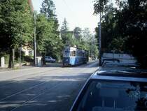 Z�rich VBZ Tram 6 (Be 4/4 + B) Kr�hb�hlstrasse / Pilgerweg im August 1986.