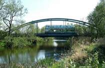 farblich gut getarnt passiert DVE 670 003-2   F�rstin Louise   als DWE 81188 W�rlitz - Dessau die Br�cke �ber den Scholitzer See, KBS 257 W�rlitz - Dessau, fotografiert bei Dessau-Mildensee am 25.04.2012