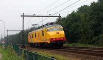 Einst war dieses Fahrzeug ein Post Triebwagen bei der NS. F�r wen und
f�r welche Zwecke das Fahrzeug hier am 3.10.2006 bei Nijkerk unterwegs
war, kann ich nicht sagen. Der Elektrotriebwagen fuhr in Richtung Zwolle
und war f�r mich ein willkommenes Fotomotiv.
Bei entsprechendem Hinweis m�chte ich gerne erg�nzen, wie heute 
dieses Fahrzeug einzuordnen ist.