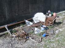 Auf dem M�ll gelandet sind diese Geschwindigkeitstafeln.Aufgenommen am 25.April 2013 in Bergen/R�gen.