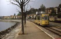 Be 6/6 1101 (ex Genua) im Mai 1980 am Ufer des Neuenburger Sees. Nachdem die letzte Innenstadtstrecke 1976 stillgelegt worden war, bestand das Netz der TN nur noch aus der Überlandlinie 5 nach Boudry mit einem Abzweig in Areuse nach Cortaillod.