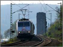 Aus dem grellen Gegenlicht kommend, ab in den Gleisbogen bei Erpel in Fahrtrichtung S�den unterwegs. Die 185 540-2 der TX Logistik mit G�terfracht am Haken,April 2013.