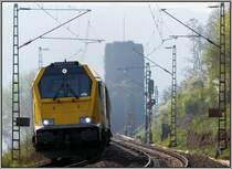 Trotz Gegenlicht bildlch der Nachwelt erhalten,diese Bahnszene bei Erpel am Rhein im April 2013.Eine Diesellok brummt mit schwerer G�terlast am Haken vorbei am Fotostandort. Die Lok selber ist mir leider unbekannt. Als Stimmungsbild f�r den Sonntag ein kleiner Leckerbissen. 
