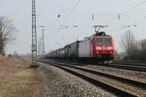 Am 04.04.2013 kam 185 102-1 mit einem KLV durch die �berholgleise in Orschweier.