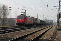 Hier die H�chste Crossrail 185er Nummer mit neuer Lackierung: 185 596-4 am 04.04.2013 mit einem KLV gen Norden in Orschweier.