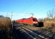 182 005 mit einem RE am 28.12.2012 bei Fangschleuse.