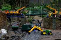 Der langandauerde Winter hat auch zu Bauverz�gerung bei Willy Jespersens Bahn gef�hrt. Deshalb mu� auch Sonnabends gearbeitet werden. Nach Abschlu� der Wasserbauma�nahmen kann nun die restaurierte Br�cke wieder eingehangen werden.
27.04.2013 10:57 Uhr.