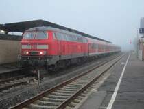 Fast wie fr�her: Im oberbergischen Nebel wartet 218 461-2 am fr�hen Morgen des 03.08.2012 in Overath mit ihrer RB auf die R�ckfahrt nach K�ln.